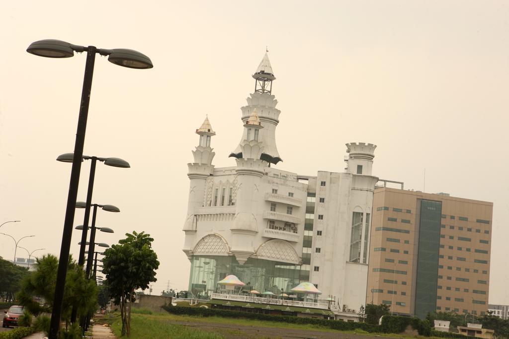 Amaris Hotel Serpong Tangerang Exterior foto
